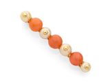 une broche en forme de barre, ornée de corail et de perles
