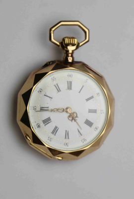 une montre de poche en or avec des chiffres romains sur le cadran