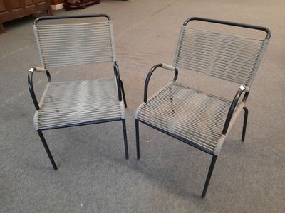 deux chaises assises l'une à côté de l'autre sur le sol