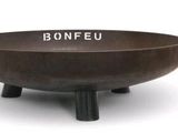 une photo d'un foyer extérieur surmonté d'un « bonfeu »