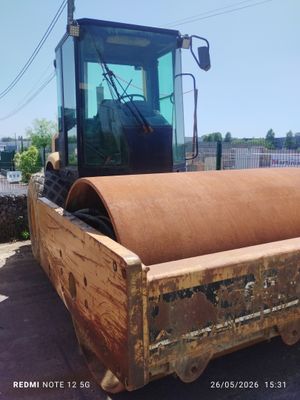 une photo d'un engin de chantier garé sur un parking