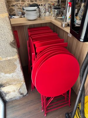 de nombreuses chaises rouges dans un coin de la cuisine