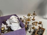 une boîte violette remplie d'objets argentés posée sur une table blanche