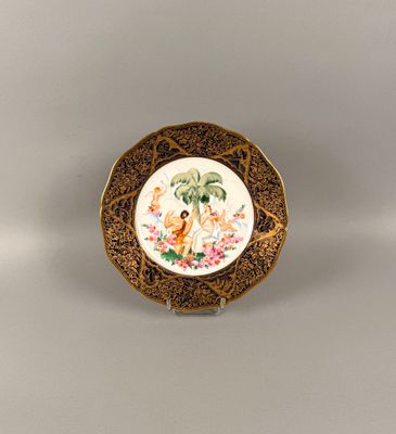 une assiette décorée d'une peinture, posée sur une table