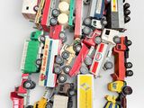 de nombreux types différents de petits trains et de petits camions sur la table