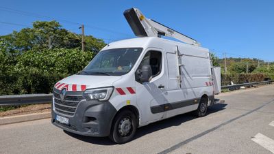 une camionnette blanche qui roule sur la route