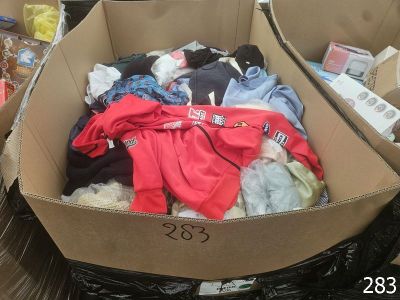 une boîte en carton remplie de vêtements et d'autres objets