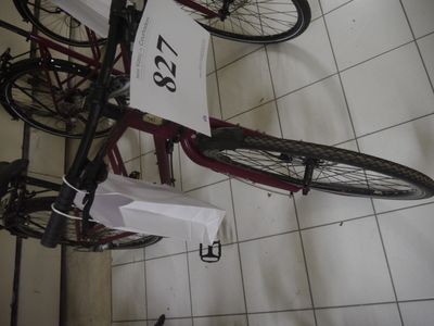 un vélo accroché au mur à côté d'un panneau