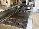 une grande cuisine équipée d'une cuisinière et de nombreux plans de travail