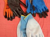 trois paires de gants de jardinage posées sur une surface rose