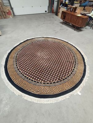 une photo d'un tapis rond dans un garage