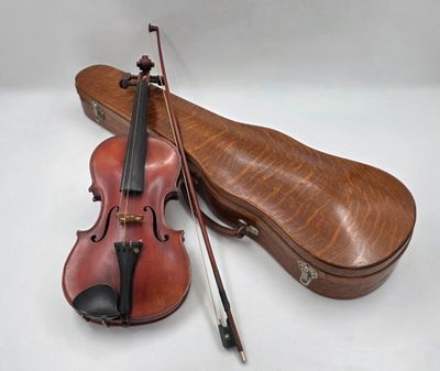 un violon et un étui à violon sur une surface blanche