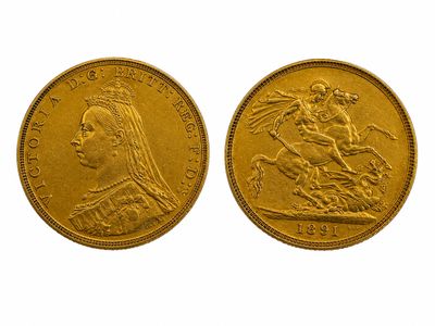 gros plan de deux pièces d'or sur fond blanc