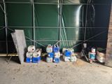 de nombreux paquets de papier toilette posés devant la porte d'un garage