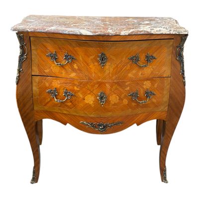 une image d'une commode avec un plateau en marbre