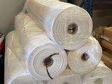 de nombreux rouleaux de papier blanc posés sur une palette