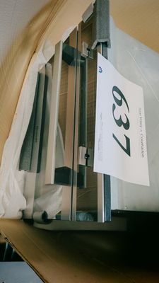 une photo d'un ordinateur portable posé sur un bureau, avec une étiquette de prix accrochée dessus