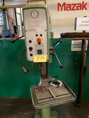 une machine posée sur une table dans une pièce