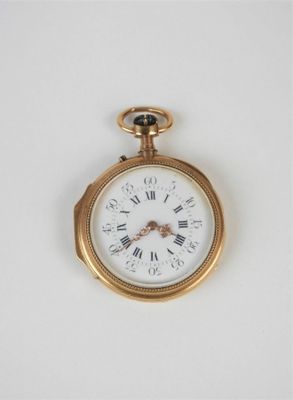 une montre de poche en or avec des chiffres romains sur le cadran