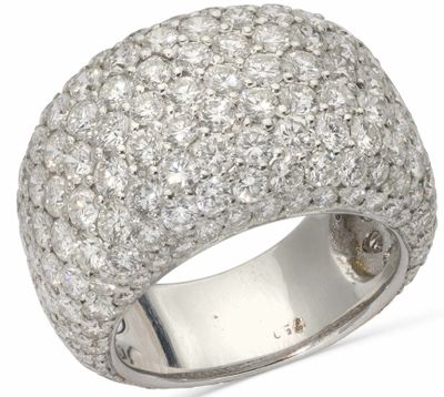 gros plan d'une bague en diamant sur fond blanc