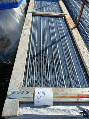 une grille métallique posée à même le sol