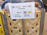 un chariot chargé de nombreuses boîtes dans un magasin