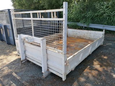 un camion blanc équipé d'une cage à l'arrière