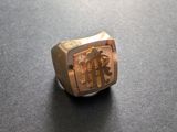 Gros plan sur une bague en or ornée d'une croix