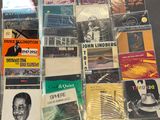 beaucoup de cd de musique sur la table ensemble