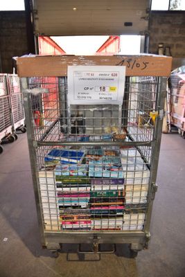un chariot rempli de livres