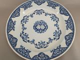 une photo d'une assiette bleue et blanche posée sur une table