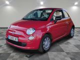 une voiture Fiat rouge garée dans un garage au sol à damier