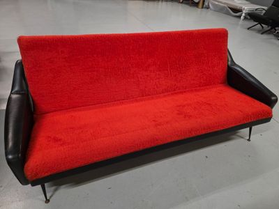 Banquette skaï noir et garniture de tissu rouge