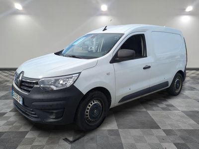 Une camionnette blanche est garée dans une pièce dont le sol est en damier.