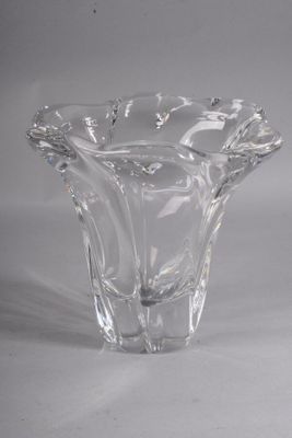 un vase en verre posé sur une table