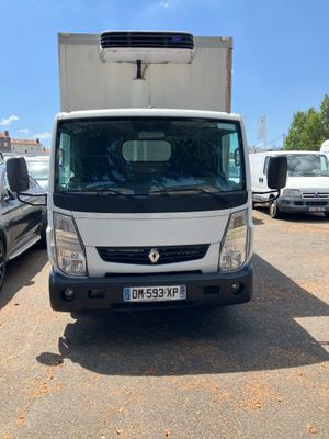 un camion blanc garé dans un parking