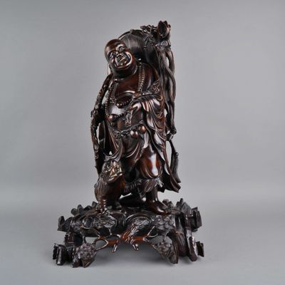Statue chinoise en bois sculpté représentant une personne assise sur une souche d'arbre