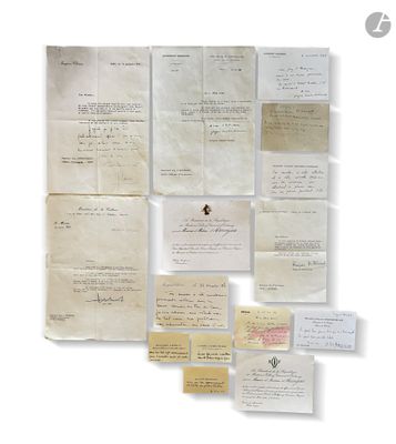 une image représentant une pile de vieux papiers posés sur une surface blanche