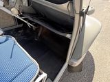 une valise bleue posée à l'arrière d'une voiture