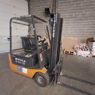 un chariot élévateur garé dans un entrepôt, à côté de palettes