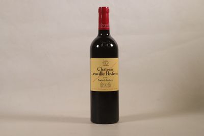une bouteille de vin posée sur une table