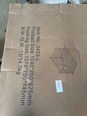 les boîtes sont empilées sur une table