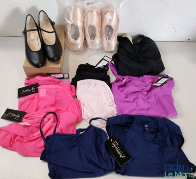 plusieurs paires de chaussures et vêtements pour femmes posés sur une table