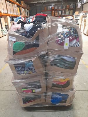 un chariot chargé de nombreuses paires de chaussures dans un entrepôt