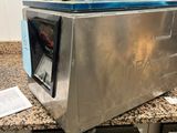 un micro-ondes posé sur un comptoir dans une cuisine