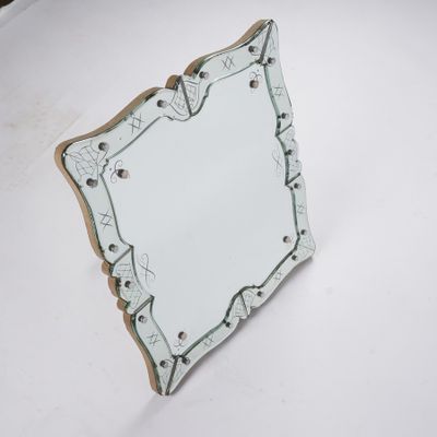 miroir à face réfléchissante avec cadre en bois et motif décoratif sur fond blanc