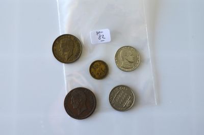 cinq pièces différentes dans un sachet posé sur une table