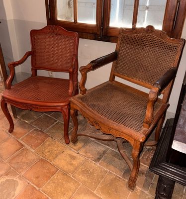 deux chaises assises l'une à côté de l'autre dans une pièce