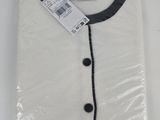 une chemise blanche et noire avec une étiquette dessus