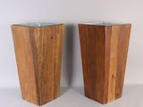une paire de vases en bois avec des couvercles en verre, posés sur un support blanc